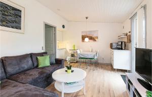 Strandby Gårdeにある1 Bedroom Lovely Apartment In Nexのリビングルーム(ソファ、テーブル付)