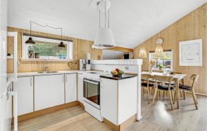 Nhà bếp/bếp nhỏ tại Holiday Home Blomstervangen Oksbøl Iv +18 ảnh