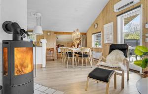 OksbølにあるStunning Home In Oksbl With Kitchenのキッチン、リビングルーム(暖炉、ダイニングルーム付)