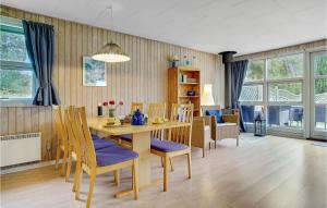comedor con mesa de madera y sillas en 3 Bedroom Lovely Home In Vggerlse, en Bøtø By