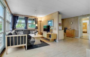 sala de estar con sofá y escritorio en 3 Bedroom Lovely Home In Vggerlse, en Bøtø By