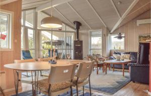 - une salle à manger avec une table et des chaises dans l'établissement Amazing Home In Hornbk With Sauna, à Hornbæk