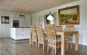 - une cuisine avec une table à manger et des chaises dans l'établissement Nice Home In Kirke Hyllinge With Wifi, à Kirke-Hyllinge