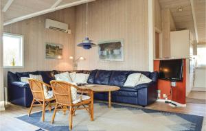 ホーンバックにあるAmazing Home In Hornbk With Saunaのリビングルーム(青いソファ、テーブル付)