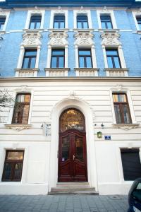 budynek z drewnianymi drzwiami przed nim w obiekcie Leone Aparthotel w Krakowie