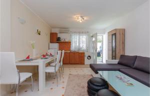 ein Wohnzimmer mit einem Sofa und einem Tisch in der Unterkunft Stunning Apartment In Kostrena With Kitchen in Kostrena