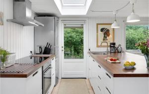 مطبخ أو مطبخ صغير في 3 Bedroom Stunning Home In Allingbro