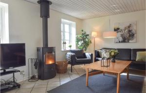 sala de estar con chimenea en Piledybgrd en Humble