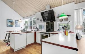 Nhà bếp/bếp nhỏ tại Rubinsøen Skovhuse