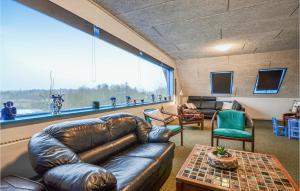 エーベルトフトにあるNice Apartment In Ebeltoft With Wifiのリビングルーム(革張りのソファ、大きな窓付)