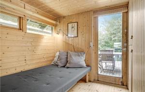 eine Sauna mit einer Bank in einem Holzzimmer mit einem Fenster in der Unterkunft Amazing Home In Tisvildeleje With Kitchen in Tisvildeleje