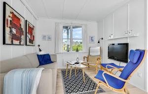 uma sala de estar com um sofá e uma televisão em Muslingen 721 em Ebeltoft