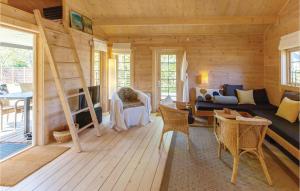 uma sala de estar com uma escada num chalé de madeira em Pet Friendly Home In Grlev With Wifi em Gørlev