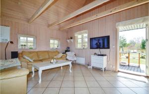 sala de estar con sofá y TV en Amazing Home In Vggerlse With 2 Bedrooms And Internet, en Bøtø By