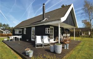 Casa en blanco y negro con terraza en Amazing Home In Vggerlse With 2 Bedrooms And Internet, en Bøtø By