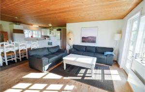 sala de estar con sofá y mesa en Nice Home In Knebel With Kitchen, en Knebel