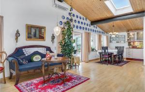 un salon avec un canapé bleu et un arbre de Noël dans l'établissement Gorgeous Home In Ebeltoft With Wifi, à Ebeltoft
