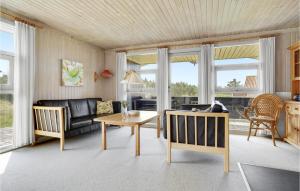 Bjerregårdにある3 Bedroom Amazing Home In Hvide Sandeのリビングルーム(ソファ、テーブル付)