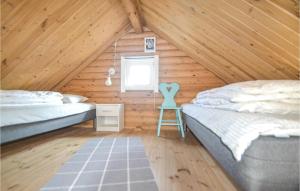 ホーフブルグにあるLovely Home In Hovborg With Kitchenの木造キャビン内のベッドルーム1室(ベッド2台付)