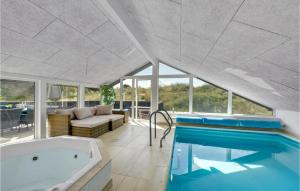 una piscina con bañera en una casa en Cozy Home In Vejers Strand With Outdoor Swimming Pool, en Vejers Strand