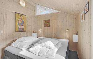 TjørneholmにあるNice Home In Nykbing Sj With Kitchenのベッドルーム1室(白いシーツ付きのベッド1台、窓付)