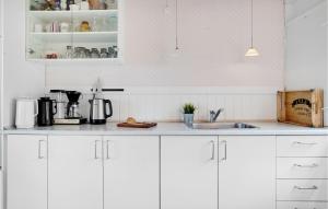 eine weiße Küche mit weißen Schränken und einem Waschbecken in der Unterkunft Beautiful Home In lsted With 2 Bedrooms And Wifi in Ølsted