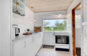 Η κουζίνα ή μικρή κουζίνα στο Two-Bedroom Holiday Home In Olsted