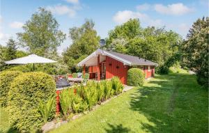 a red shed with an umbrella in a yard at Paradiset in Skattebølle