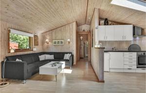 ein Wohnzimmer mit einem Sofa und einem Tisch in der Unterkunft Paradiset in Skattebølle