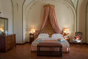 A bed or beds in a room at Castello di Guarene