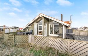 Bjerregårdにある2 Bedroom Awesome Home In Hvide Sandeの木製デッキ付きの小さな家