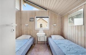 Bjerregårdにある2 Bedroom Awesome Home In Hvide Sandeの窓付きの部屋 ベッド2台