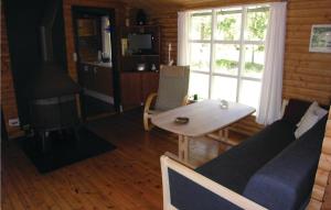 SpidsegårdにあるPet Friendly Home In Nex With Kitchenのリビングルーム(ソファ、テーブル、コンロ付)