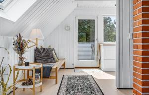 ein Wohnzimmer mit Sofa und Tisch in der Unterkunft Holiday Home Telefonvejen X in Fjellerup Strand + 31 Fotos