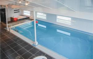 HavrvigにあるBeautiful Home In Hvide Sande With Sauna, Private Swimming Pool And Indoor Swimming Poolの大型スイミングプールの景色