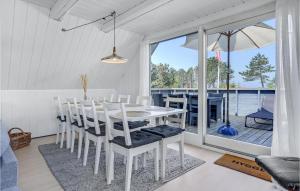 ein weißes Esszimmer mit Tisch und Stühlen in der Unterkunft Holiday Home Telefonvejen X in Fjellerup Strand