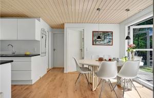 Kuchyň nebo kuchyňský kout v ubytování Holiday Home Ebeltoft With A Fireplace 01