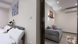 Uma cama ou camas num quarto em STEPS IN Pyramids View