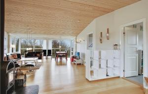 Elle comprend un grand salon doté d'un plafond en bois. dans l'établissement Stunning Home In Vinderup With 3 Bedrooms And Wifi, à Vinderup