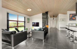 Sala de estar con 2 sofás y TV en Beautiful Home In Lkken With 4 Bedrooms, Sauna And Wifi, en Løkken