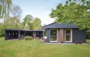 ein schwarzes Haus mit einem Ziegelstein in der Unterkunft Stunning Home In Fars With Wifi in Hvalpsund