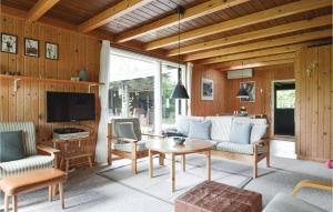 uma sala de estar com um sofá e uma mesa em Stunning Home In Fars With Wifi em Hvalpsund