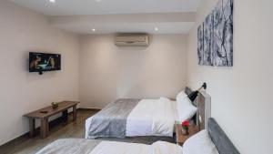 Uma cama ou camas num quarto em STEPS IN Pyramids View