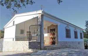 Biały budynek z bramą przed nim w obiekcie Awesome Home In Montefrio w mieście Cortijo de los Gitanos +13 zdjęć