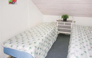 HouにあるLovely Home In Tranekr With Wifiのベッドルーム1室(ベッド1台、植物のあるテーブル付)