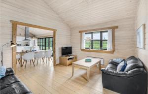 SkovbyにあるBeautiful Home In Sydals With 3 Bedrooms, Sauna And Wifiのリビングルーム(ソファ、テーブル付)