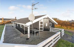 una piccola casa con un satellite sul tetto di Holiday Home Lakolk Ic Denmark a Bolilmark Altre 10 foto