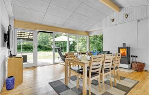 Bøtø ByにあるNice Home In Idestrup With 3 Bedrooms, Wifi And Saunaのダイニングルーム(テーブル、椅子付)