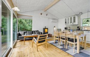 Bøtø ByにあるNice Home In Idestrup With 3 Bedrooms, Wifi And Saunaのキッチン、リビングルーム(テーブル、椅子付)