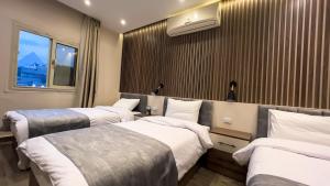 Uma cama ou camas num quarto em STEPS IN Pyramids View